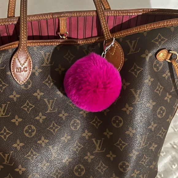 Beautiful and fun fuscia pompom bag charm - Picture 2 of 7